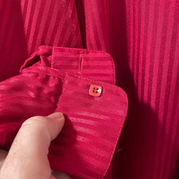 Vintage 70’s/80’s Women’s Red Hidden Button Down Blouse with Bowtie by St. John - Picture 10 of 11